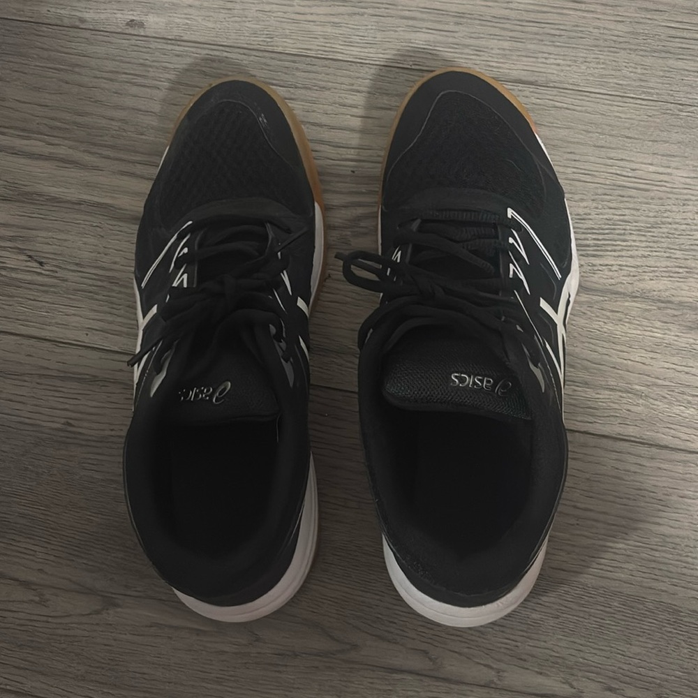 Tennis shoes